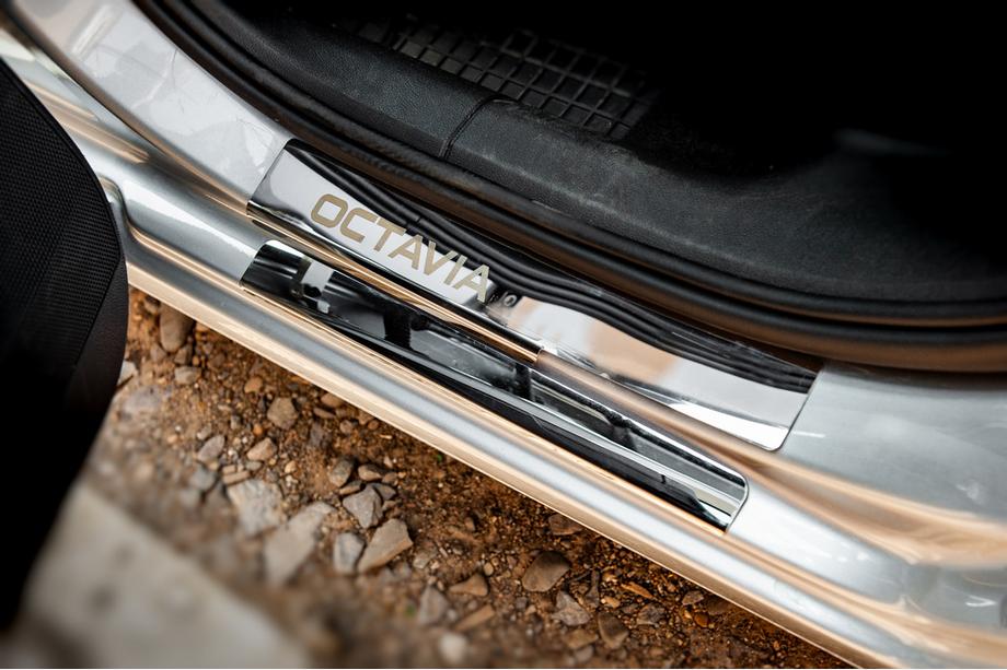 Skoda Octavia III A7 2013–2019 Carmos V1 zaščitne letve pragov (8 kos, nerjavno jeklo) Fotografija 8