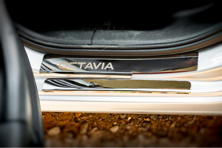 Skoda Octavia III A7 2013–2019 Carmos V1 zaščitne letve pragov (8 kos, nerjavno jeklo) Fotografija 7
