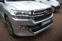 Toyota Land Cruiser 200 2007–2021 Komplet bodykita 2016-2021 (Executive 2021) Bela barva fotografija 2