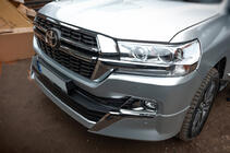 Toyota Land Cruiser 200 2007–2021 Komplet bodykita 2016-2021 (Executive 2021) Bela barva fotografija 6