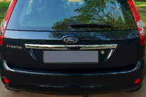 Ford Fiesta 2002–2008 Okrasna letev nad registrsko tablico (nerjaveče jeklo) Carmos - turško nerjaveče jeklo fotografija 1