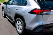Toyota Rav 4 2019–2025 OEM V2B bočne stopnice (2 kos, aluminij) fotografija 8