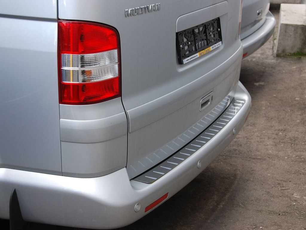 Kromirana obloga zadnjega odbijača za Volkswagen T5 Multivan