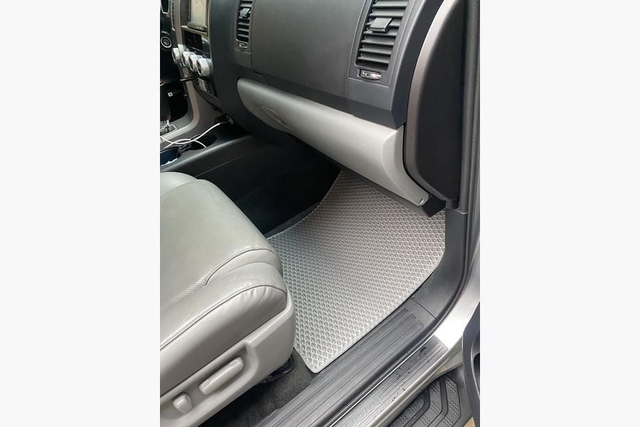 Toyota Sequoia 2007–2022 Poliuretanske talne preproge, 3 vrste (EVA, sive) Srednja vrsta – prehod Fotografija 5