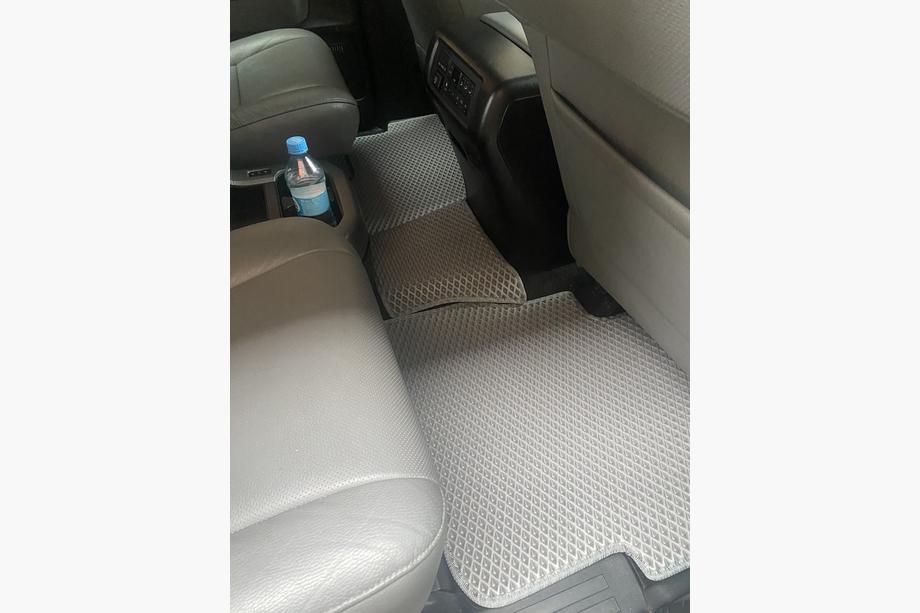 Toyota Sequoia 2007–2022 Poliuretanske talne preproge, 3 vrste (EVA, sive) Srednja vrsta – prehod Fotografija 7