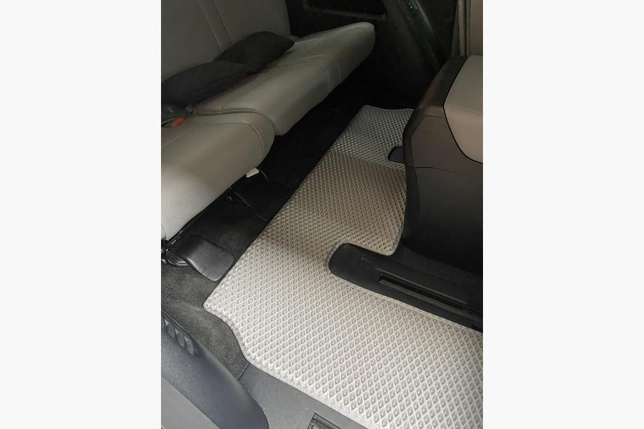 Toyota Sequoia 2007–2022 Poliuretanske talne preproge, 3 vrste (EVA, sive) Srednja vrsta – prehod Fotografija 8