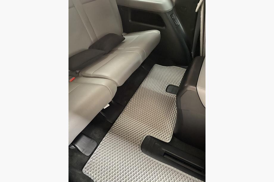 Toyota Sequoia 2007–2022 Poliuretanske talne preproge, 3 vrste (EVA, sive) Srednja vrsta – prehod Fotografija 15