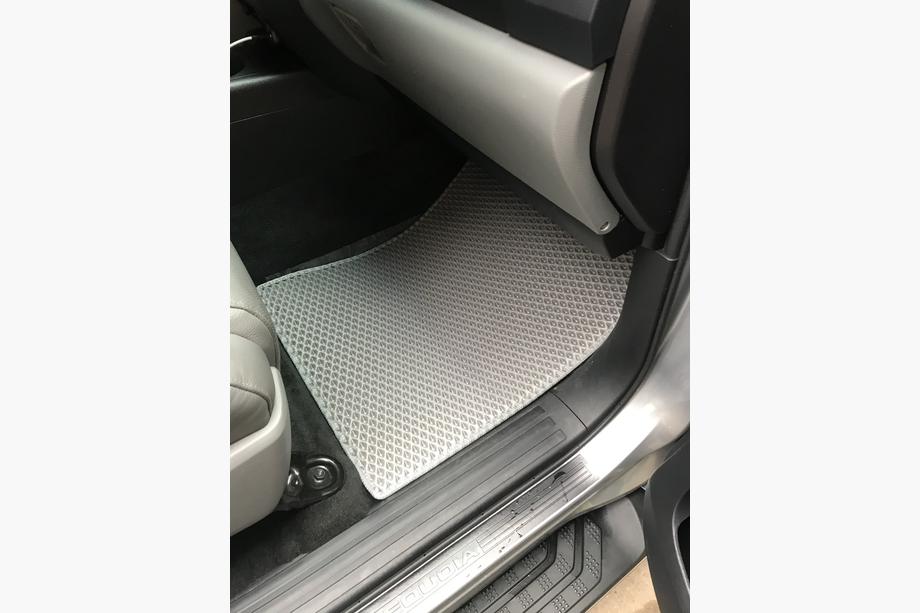 Toyota Sequoia 2007–2022 Poliuretanske talne preproge, 3 vrste (EVA, sive) Srednja vrsta – prehod Fotografija 12