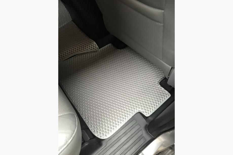 Toyota Sequoia 2007–2022 Poliuretanske talne preproge, 3 vrste (EVA, sive) Srednja vrsta – prehod Fotografija 10