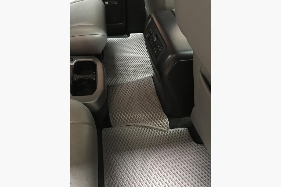 Toyota Sequoia 2007–2022 Poliuretanske talne preproge, 3 vrste (EVA, sive) Srednja vrsta – prehod Fotografija 9