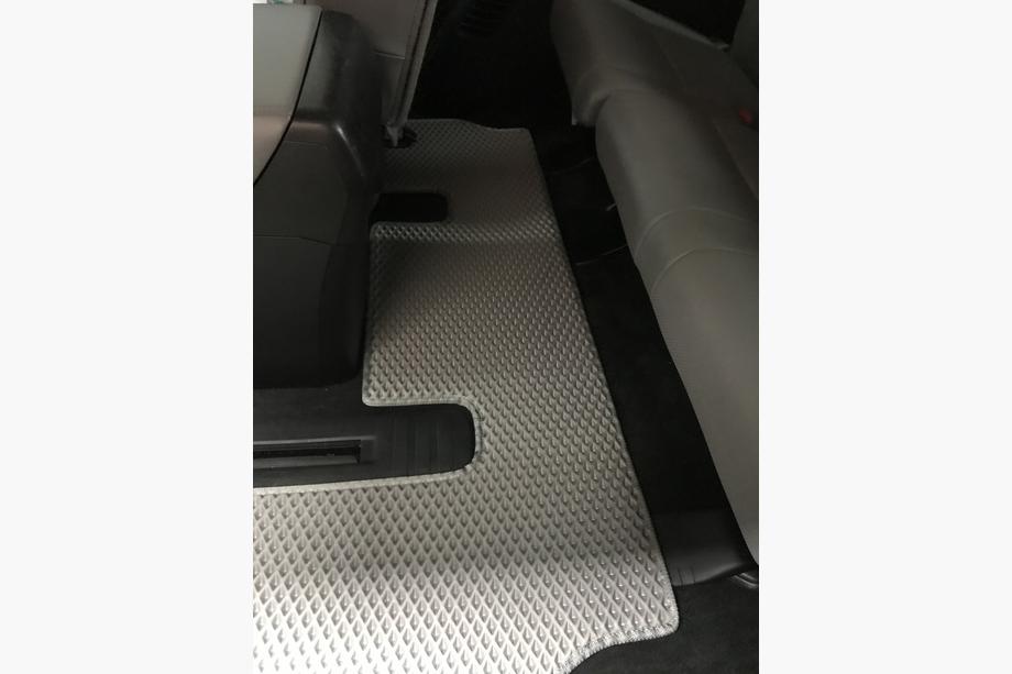 Toyota Sequoia 2007–2022 Poliuretanske talne preproge, 3 vrste (EVA, sive) Srednja vrsta – prehod Fotografija 19