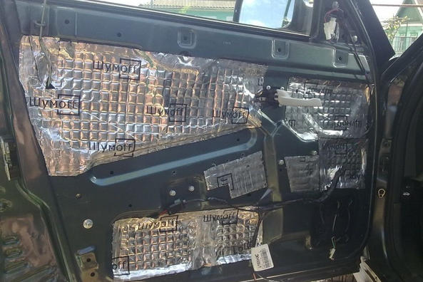 Zvočna izolacija vrat Lada Priora: naredi sam