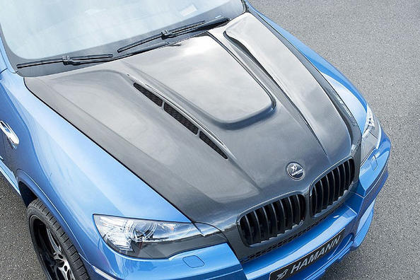 Montaža karbonskega pokrova motorja