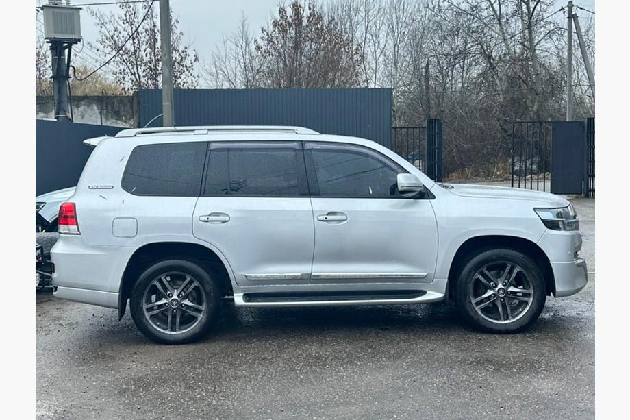Toyota Land Cruiser 200 2007–2021 Facelift predelovalni komplet iz LC200 2008-2015 na 2021 Executive Fotografija 37