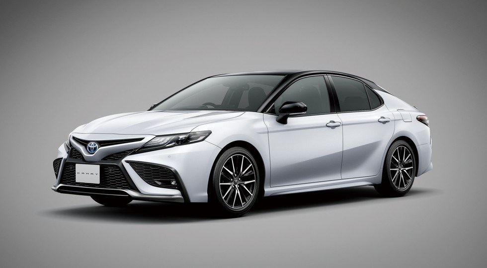 Posodobljena Toyota Camry debitira na Japonskem