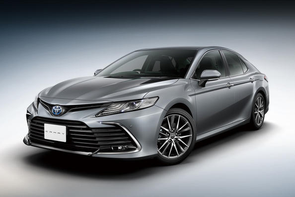 Posodobljena Toyota Camry debitira na Japonskem
