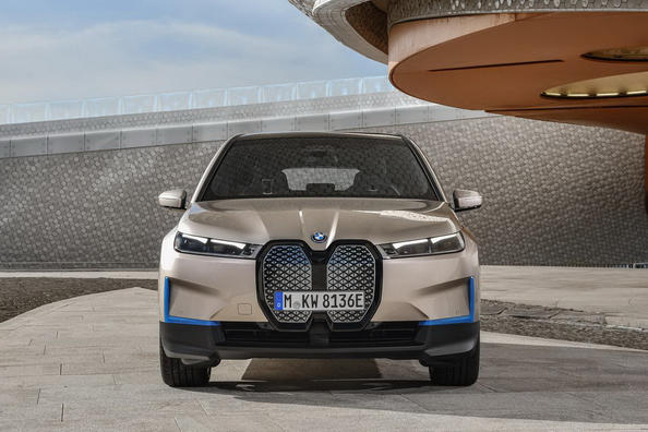 Električni križanec BMW iX – tehnološka paradna ladja nemške znamke