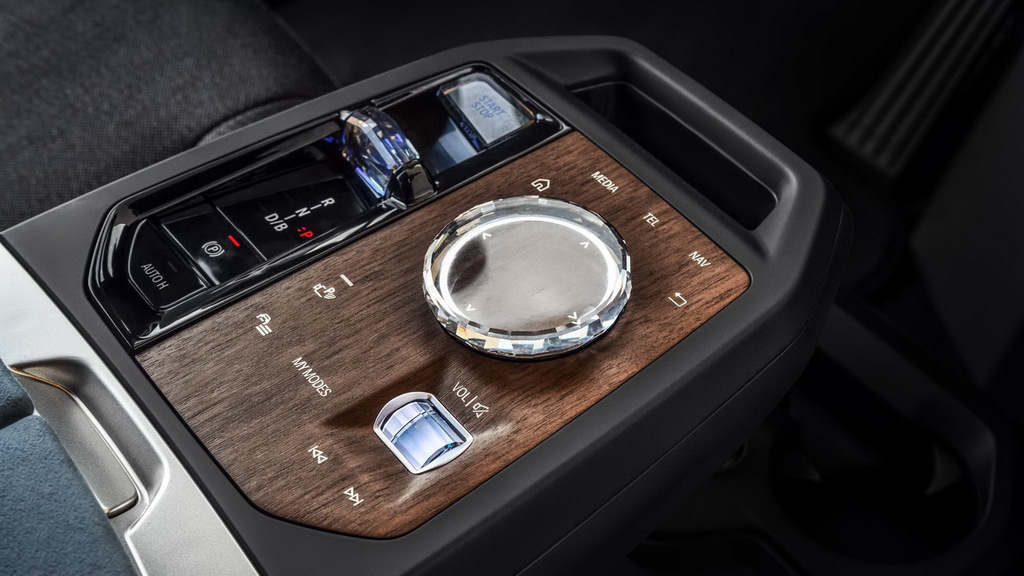 Električni križanec BMW iX – tehnološka paradna ladja nemške znamke