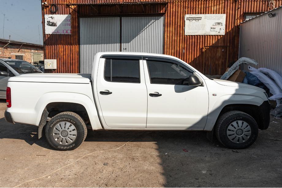 Volkswagen Amarok 2010–2022 Vetrni deflektorji oken s kromirano letvico (4 kos, Niken) Fotografija 6