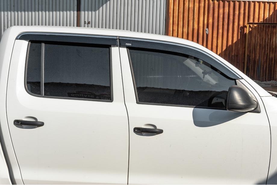 Volkswagen Amarok 2010–2022 Vetrni deflektorji oken s kromirano letvico (4 kos, Niken) Fotografija 1