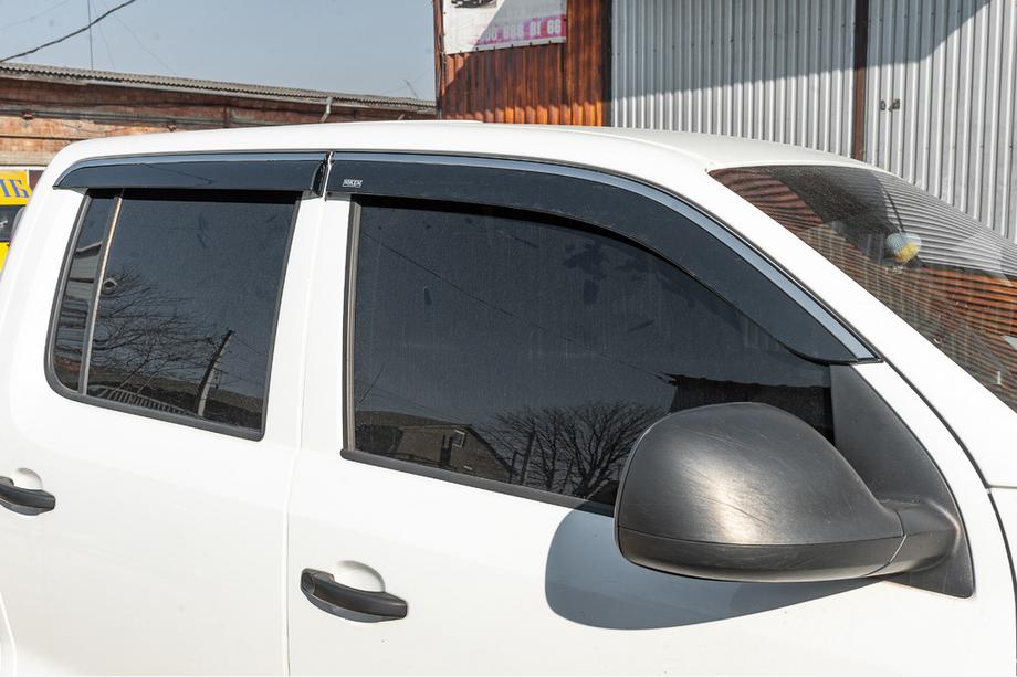 Volkswagen Amarok 2010–2022 Vetrni deflektorji oken s kromirano letvico (4 kos, Niken) Fotografija 2