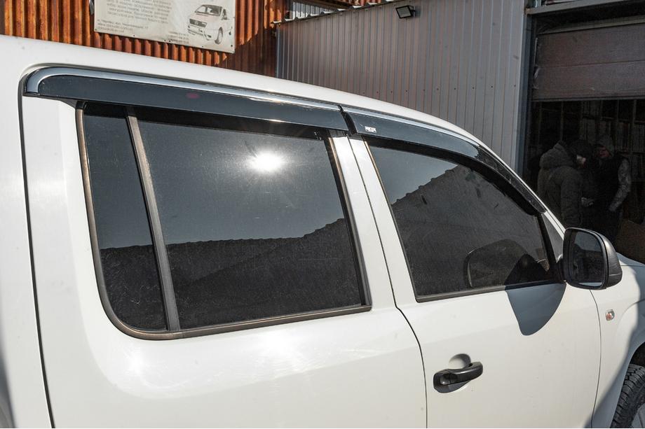 Volkswagen Amarok 2010–2022 Vetrni deflektorji oken s kromirano letvico (4 kos, Niken) Fotografija 3