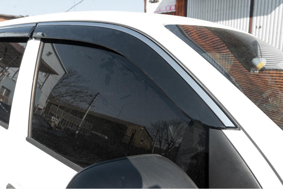 Volkswagen Amarok 2010–2022 Vetrni deflektorji oken s kromirano letvico (4 kos, Niken) Fotografija 4