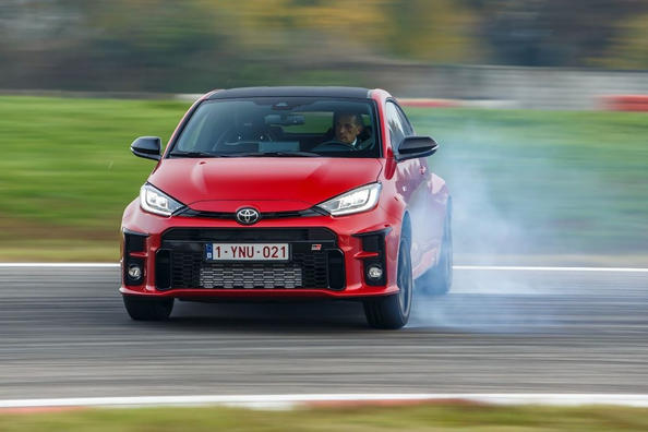 Športni štirikolesno gnani kombilimuzina Toyota GR Yaris