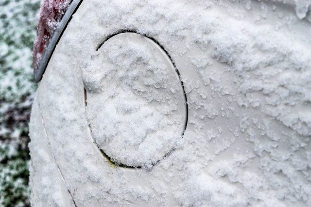 Kako odpreti zmrznjen pokrovček rezervoarja za gorivo?