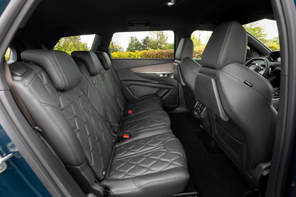 Pregled posodobljenega crossoverja druge generacije Peugeot 5008