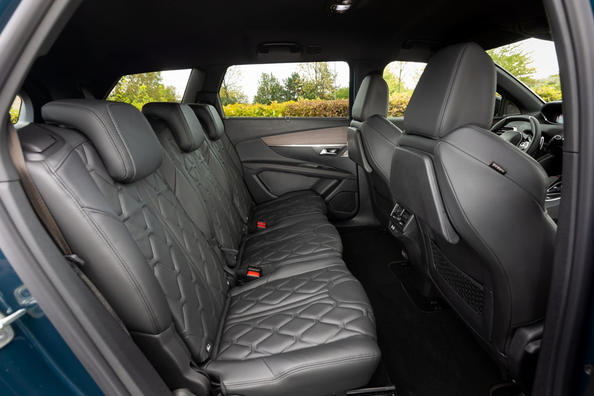 Pregled posodobljenega crossoverja druge generacije Peugeot 5008 Fotografija 8