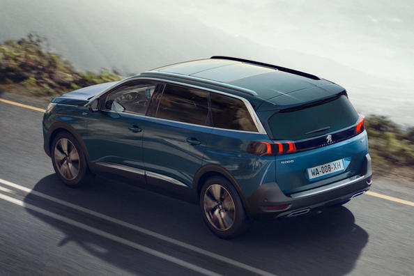 Pregled posodobljenega crossoverja druge generacije Peugeot 5008 Fotografija 4
