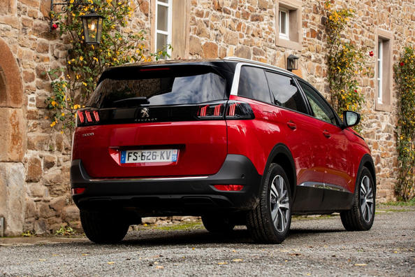Pregled posodobljenega crossoverja druge generacije Peugeot 5008 Fotografija 3