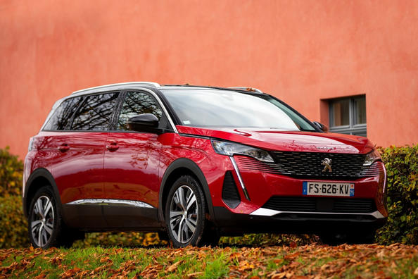 Pregled posodobljenega crossoverja druge generacije Peugeot 5008 Fotografija 6