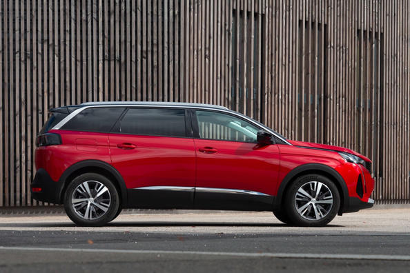 Pregled posodobljenega crossoverja druge generacije Peugeot 5008 Fotografija 2