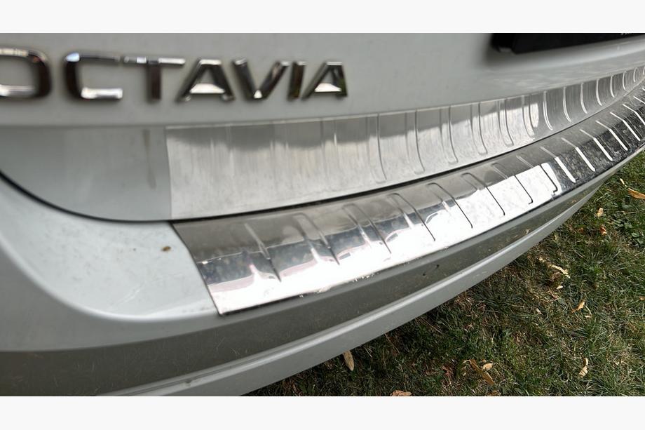 Skoda Octavia IV A8 2020– Nerjaveča zaščitna letev zadnjega odbijača Carmos (SW) Image
