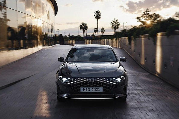 Prenovljena limuzina Hyundai Grandeur šeste generacije
