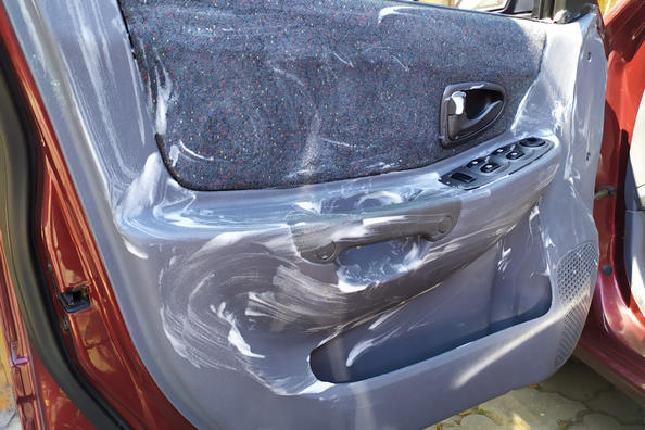 Kako hitro očistiti plastiko v notranjosti avta?