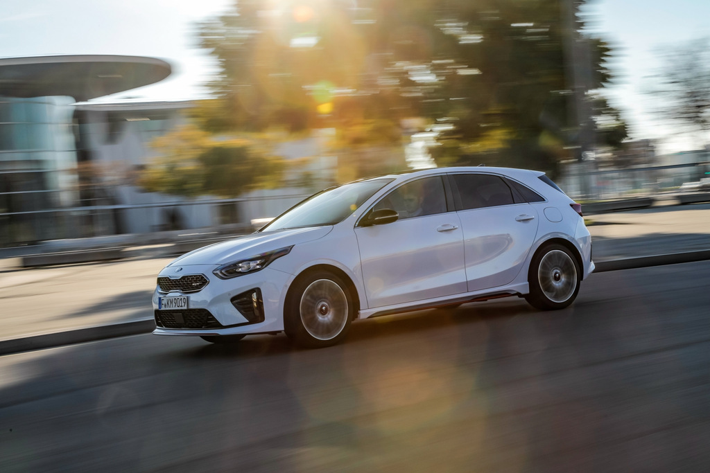 Pregled športne različice kombilimuzine KIA Ceed GT