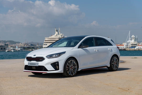 Pregled športne različice kombilimuzine KIA Ceed GT
