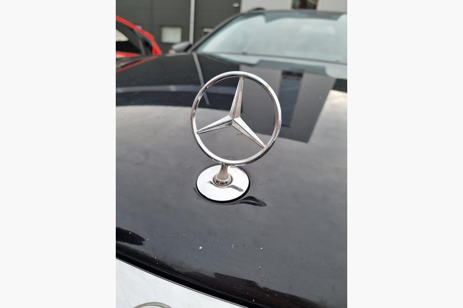 Mercedes E-class W211 2002–2009 Emblem tarča (brez napisa) Fotografija 7
