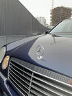 Mercedes E-class W210 1995–2002 Emblem z namernim križem (z napisom) fotografija 2