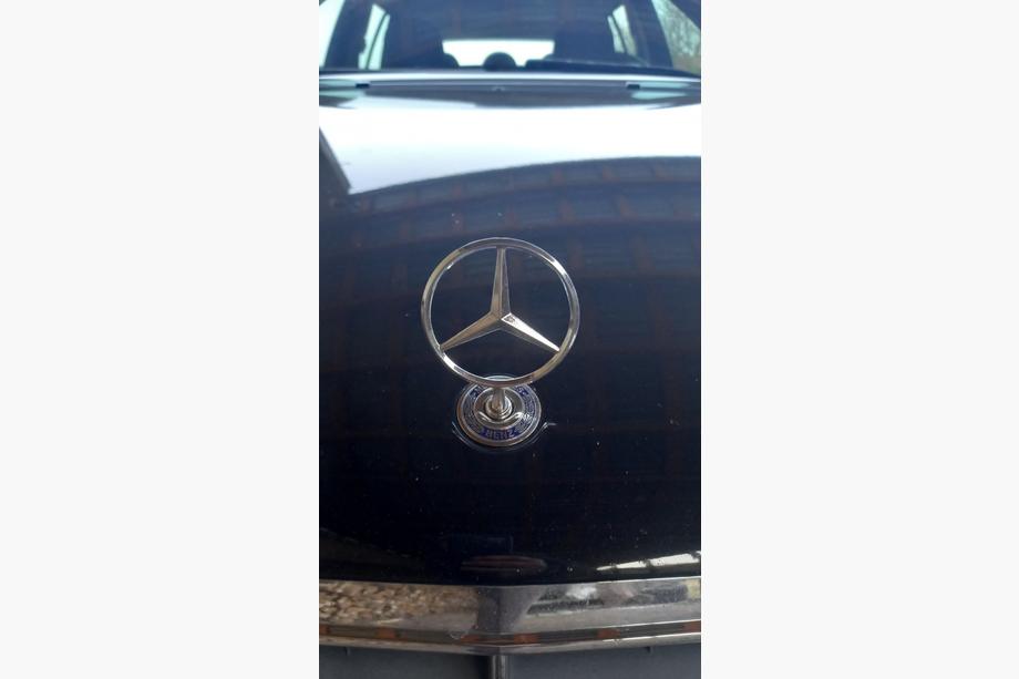 Mercedes razred C W203 2000–2007 Emblem z namernim križem (z napisom) Image