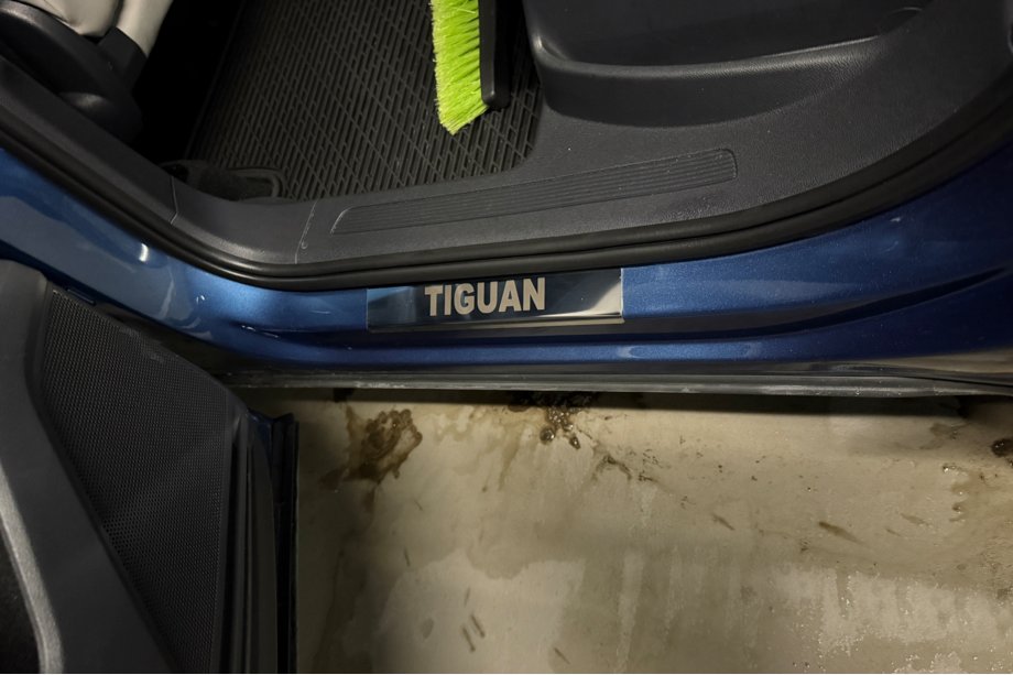 Volkswagen Tiguan 2016–2023 Carmos zaščitne letvice pragov (nerjaveče jeklo) Image