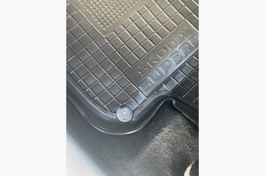 Skoda Pritrdilna sponka za preproge Škoda (velika) Fotografija 4