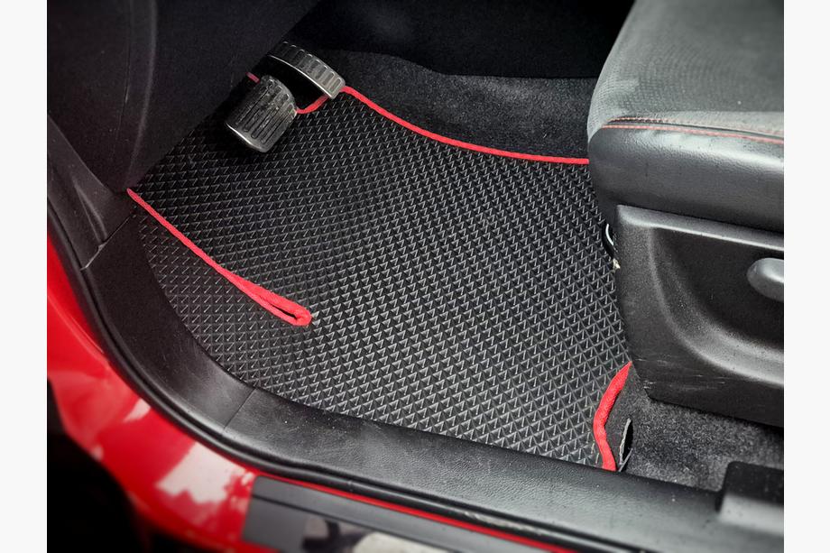 Suzuki Vitara 2015– EVA V1 talne preproge (črne) Image