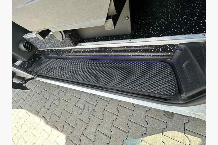 Mercedes Sprinter W907/W910 2018– Poliuretanske EVA preproge za pragove (črne) Image