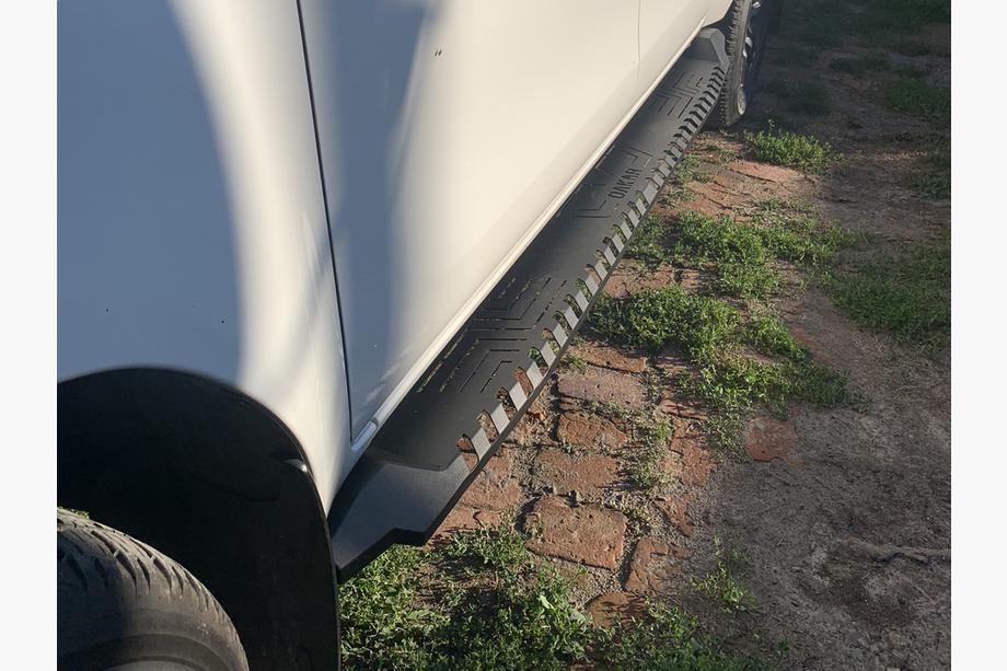 Toyota Hilux 2015– Stranski pragovi Dakar V1 brez LED (2 kosa, kovina) Image