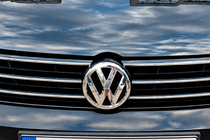 Volkswagen Jetta 2011–2018 Sprednji emblem 2015-2018 (3G0853601B) fotografija 1