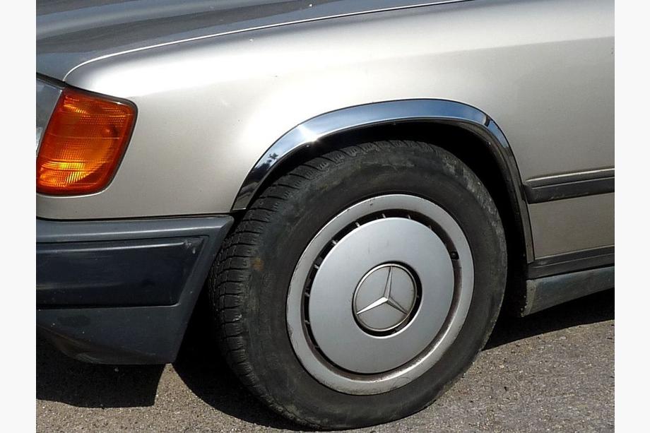 Mercedes E-class W124 1984–1997 Obrobe kolotekov 1985-1989 (4 kos, nerjaveče jeklo) Image